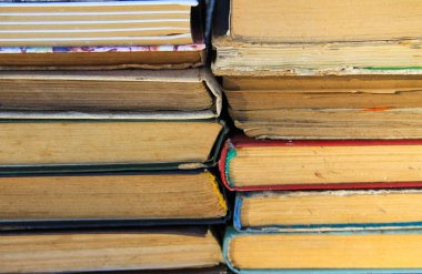 Eski kitap yığını