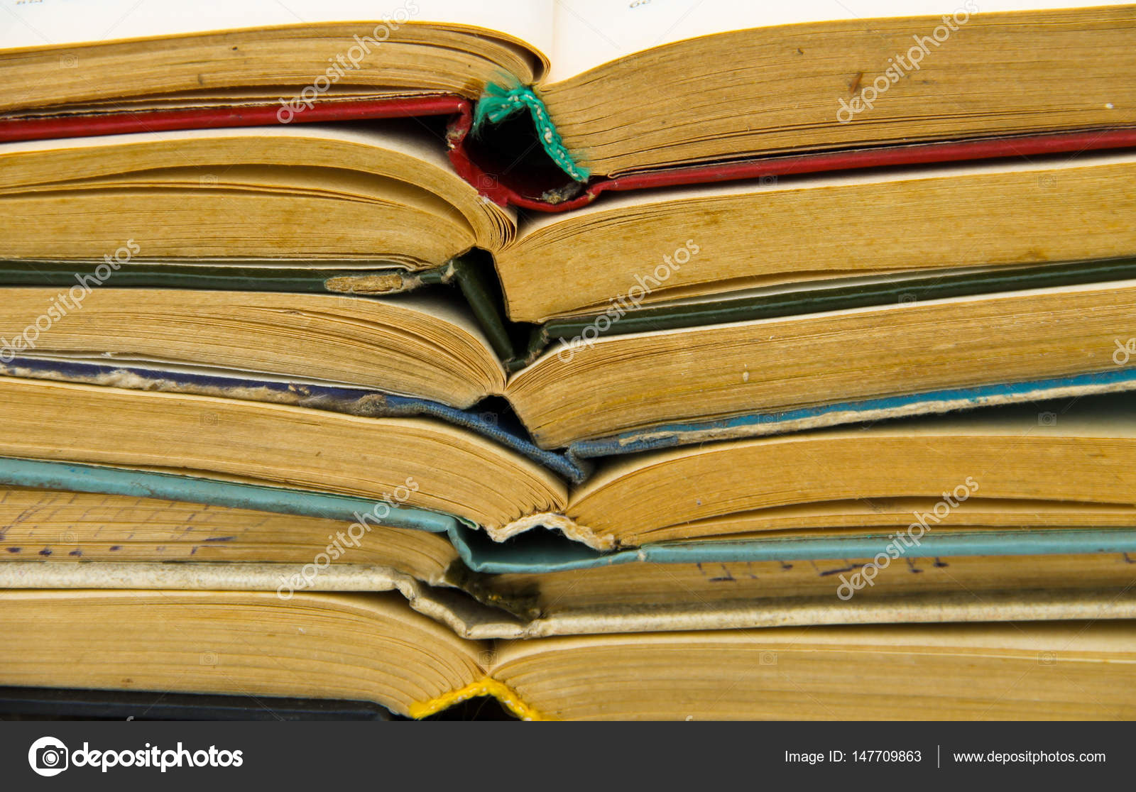 Une Pile De Vieux Livres Ouverts Livres Fond Image Libre De Droit Par Olyasolodenko C Une Pile De Vieux Livres Ouverts Livres Fond Image Libre De Droit Par Olyasolodenko C