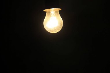 Elektrikli ampul karanlık bir arka plan üzerinde