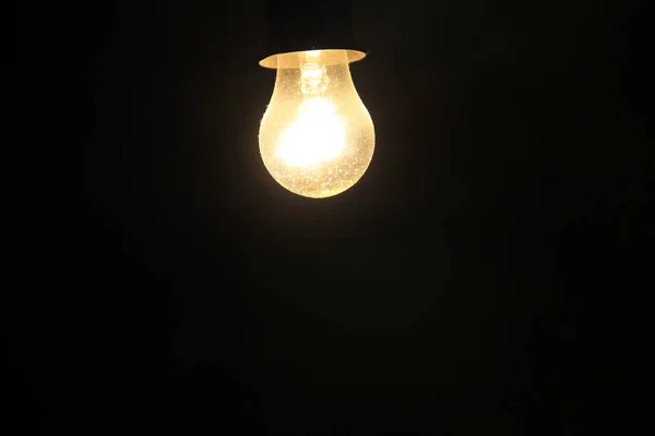 Elektrické žárovky na tmavém pozadí — Stock fotografie