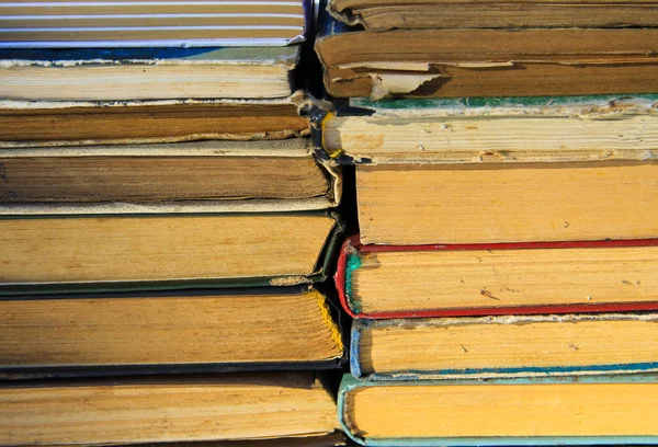 Eski kitap yığını