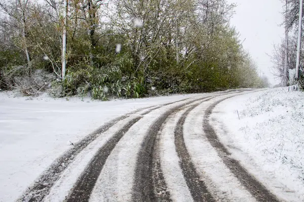 Zasněžené silnice během náhlé dubna sněhová bouře na Ukrajině — Stock fotografie