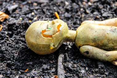 Kül gri arka plan üzerinde terk edilmiş eski kırık oyuncak bebek