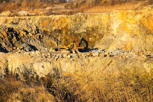 Добыча полезных ископаемых в гранитном карьере — стоковое фото