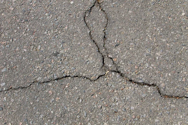 Textur med sprickor på asfalt bakgrund — Stockfoto