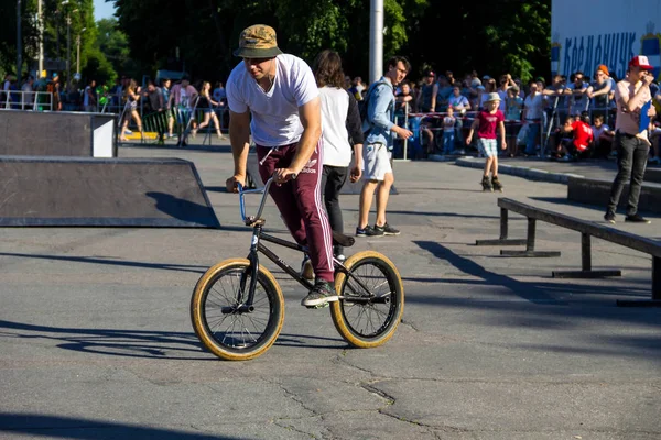 Extreme BMX rider in helmet in skatepark on competition — Stock Photo, Image