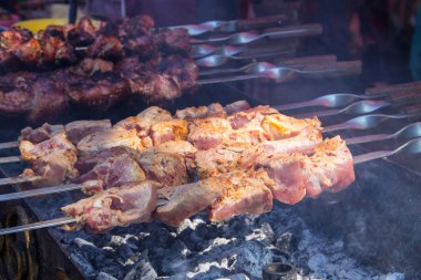 Metal şiş üzerinde yemek ızgara kebap