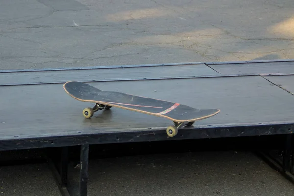 Старый скейтборд — стоковое фото