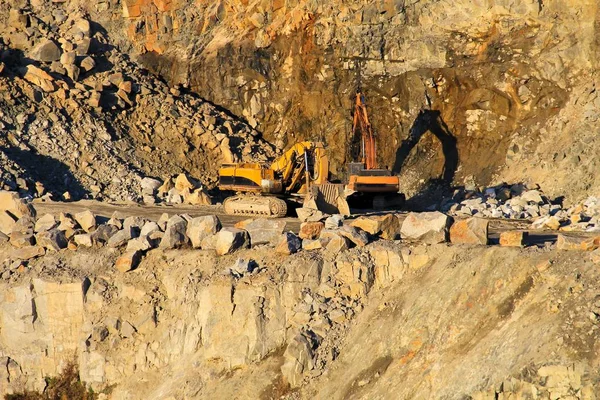 Heavy machinery in a granite quarry — Stock Photo, Image