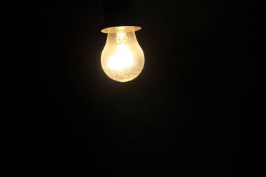 Elektrikli ampul karanlık bir arka plan üzerinde