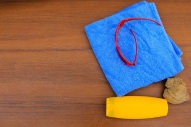 ahşap zemin üzerinde plaj aksesuarları