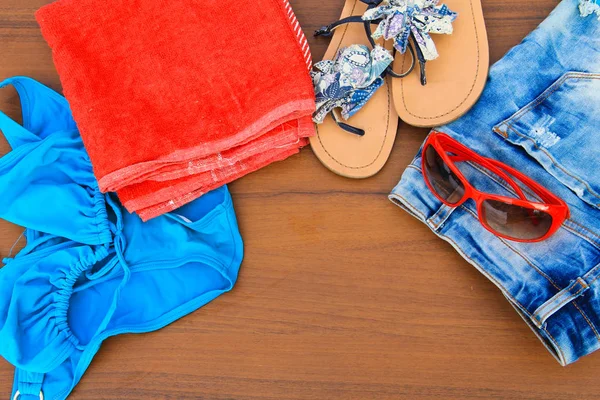 Set di abbigliamento da spiaggia su sfondo in legno — Foto Stock