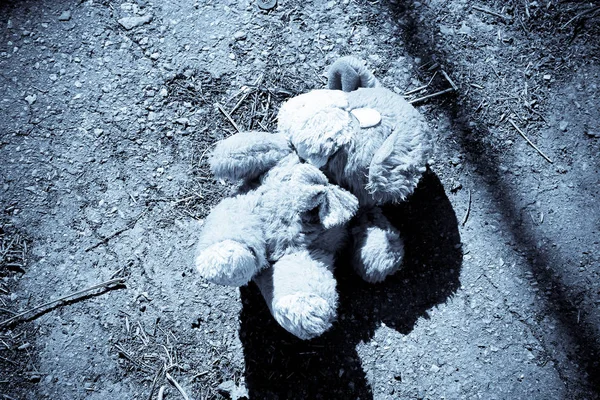 Εγκαταλειμμένο σκυλί κούκλα στο πεζοδρόμιο — Φωτογραφία Αρχείου