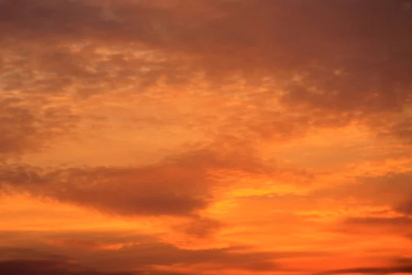 Arancio fuoco cielo nuvoloso tramonto — Foto Stock