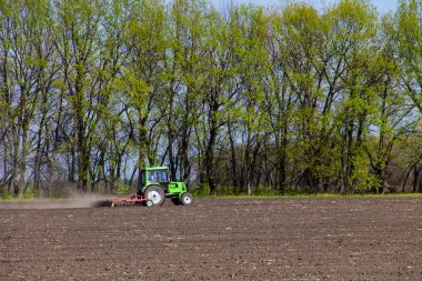 Traktör yetiştirilmesi alan 