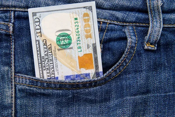 Mavi kot pantolon cebinde 100 Amerikan Doları bill