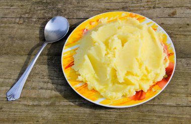 Rustik ahşap masa üzerinde bir tabak patates püresi