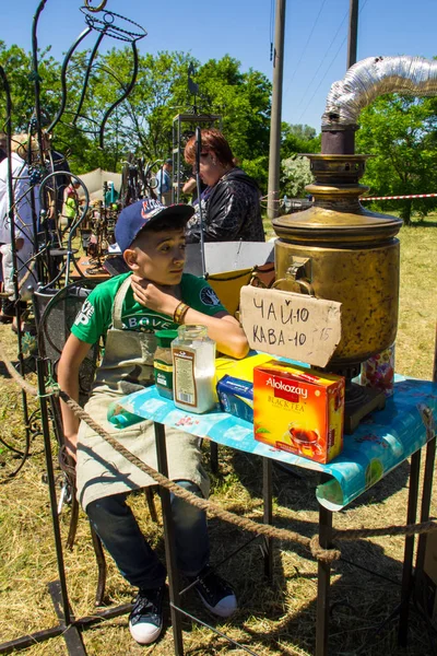 Chłopiec szybko się sprzedaje herbatę z stary samowar na Festiwal truskawkowy — Zdjęcie stockowe