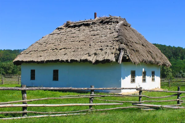 Altes traditionelles ukrainisches Haus — Stockfoto