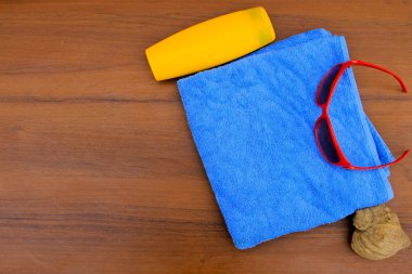 ahşap zemin üzerinde plaj aksesuarları