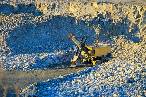 Machinerie lourde dans les carrières de granit — Photo