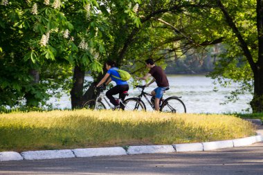 İnsanlar şehir parkı bisiklet sürme