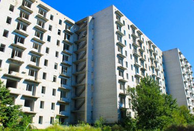 Çok öykülü binayı terk