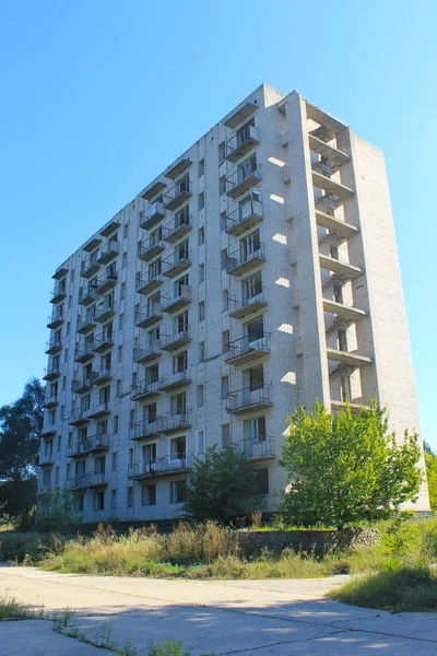 Çok öykülü binayı terk