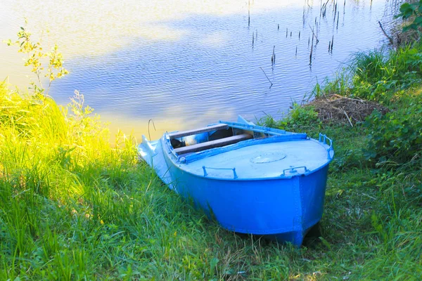 Boat on river shore — Stock Photo, Image