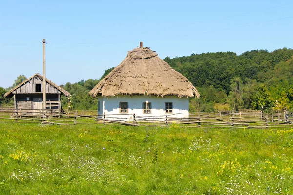 Vieille maison ukrainienne traditionnelle — Photo