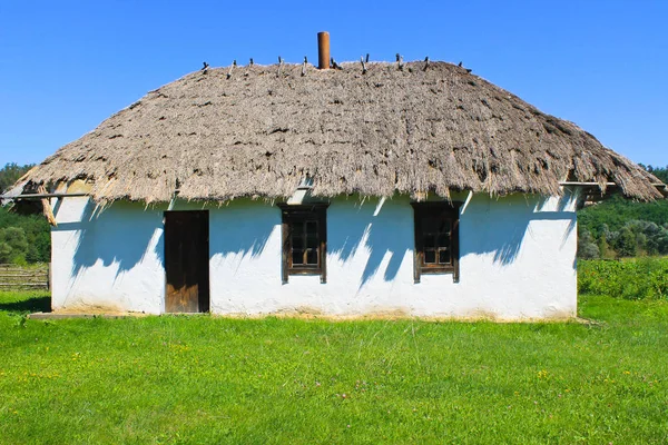 Altes traditionelles ukrainisches Haus — Stockfoto