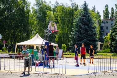 Basketbol oyuncuları maçtan önce basketbol oyun alanı üzerinde üstün