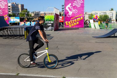 Aşırı Bmx sürücüsü skatepark kask içinde 
