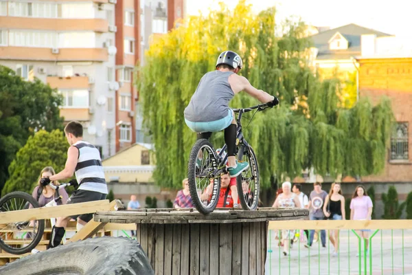 Man keeping a balance on his trial bike in the park — Stock Photo, Image