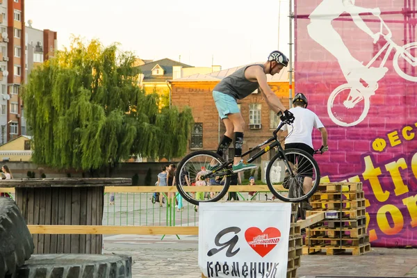 Man die een evenwicht houden op zijn tijdrit fiets in het park — Stockfoto