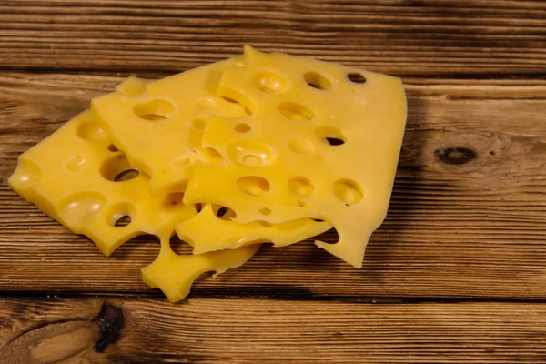 Queso suizo en rodajas sobre mesa de madera —  Fotos de Stock