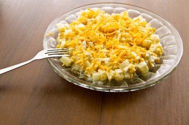 Festival tavuk göğsü, tatlı mısır, peynir ve ananas salatası