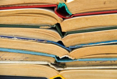 Eski açık kitap yığını. Kitapların arka plan
