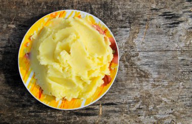 Rustik ahşap masa üzerinde bir tabak patates püresi