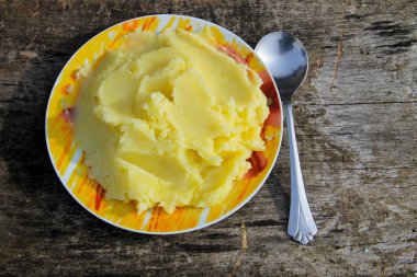 Rustik ahşap masa üzerinde bir tabak patates püresi
