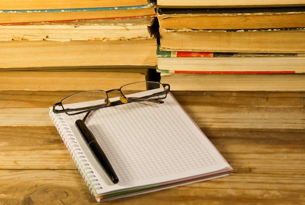万年筆、グラス、木製の机の上の本のノート — ストック写真