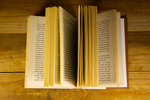 Öppen bok på trä skrivbord — Stockfoto