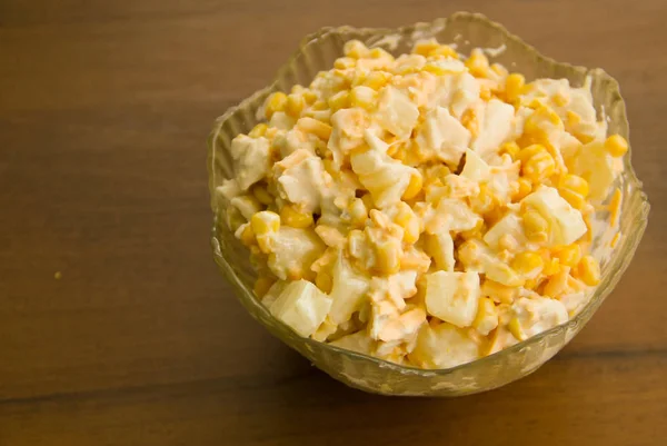 Ensalada festiva con pechuga de pollo, maíz dulce, queso y piña —  Fotos de Stock