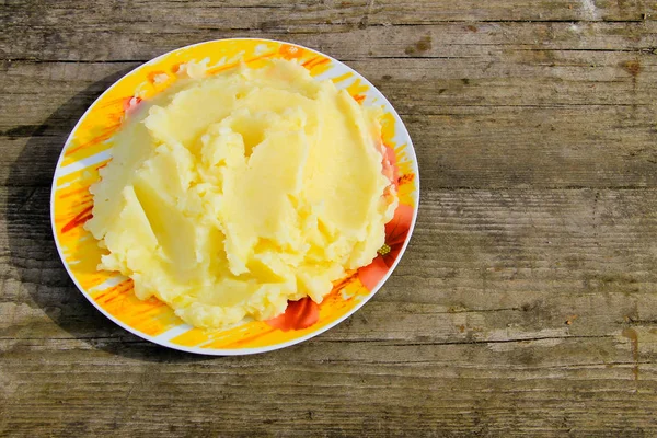 Puré de papas en un plato sobre una mesa de madera rústica —  Fotos de Stock