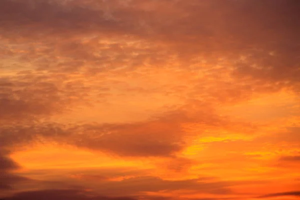 Eldig orange solnedgång molnig — Stockfoto