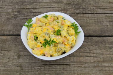 Geleneksel Rus salatası olivier ahşap tablo