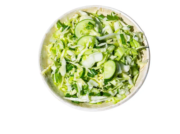 Ensalada vegana de primavera con col, pepino, cebolla verde y perejil —  Fotos de Stock