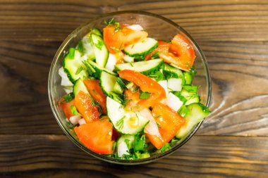 Taze salata domates, salatalık, soğan, maydanoz ve dereotu ile 