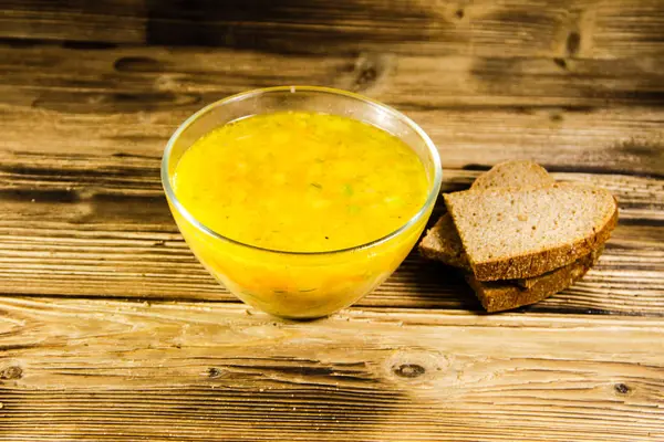 Ahşap masa üzerinde cam kapta taze çorba