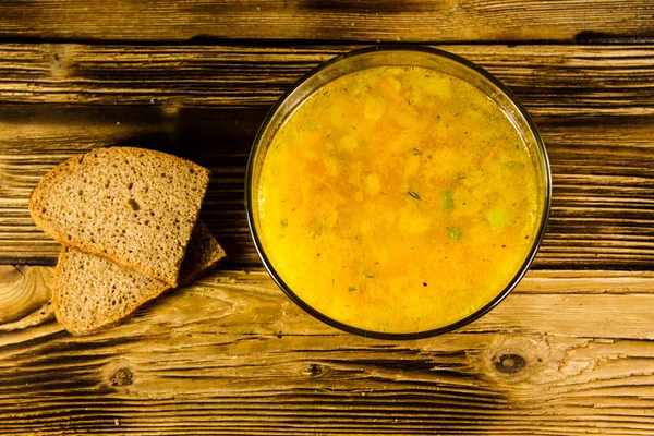 Ahşap masa üzerinde cam kapta taze çorba